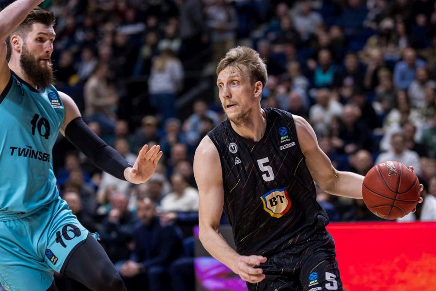 Mareks Mejeris/Foto: euroleaguebasketball.net Incursiune în mintea celui mai misterios jucător de la U-BT Cluj-Napoca » A jucat la 3 campionate europene și se destăinuie Gazetei: „Încerc să explic totul, chiar și emoțiile”