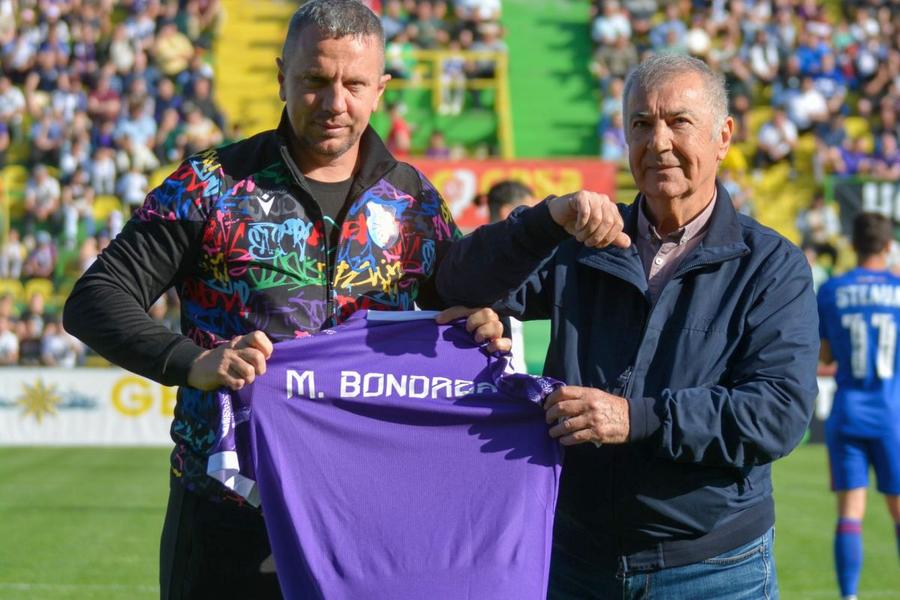 Marian Bondrea a dat lovitura de start a partidei cu Steaua (4-2) / Sursă foto: Facebook@ Fotbal Club Argeș Pitești „Păcat, e cel mai mare necaz!” » A antrenat FC Argeș și știe unde suferă clubul aproape promovat în Superligă: „Nu e simplu”