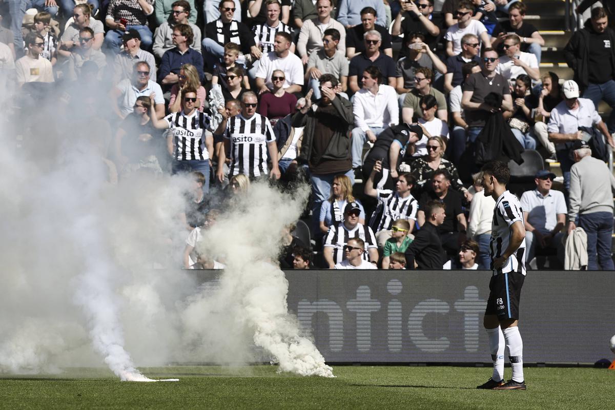 „Rușine!” » Derby-ul retrogradării a scăpat de sub control! Arbitrul a oprit meciul