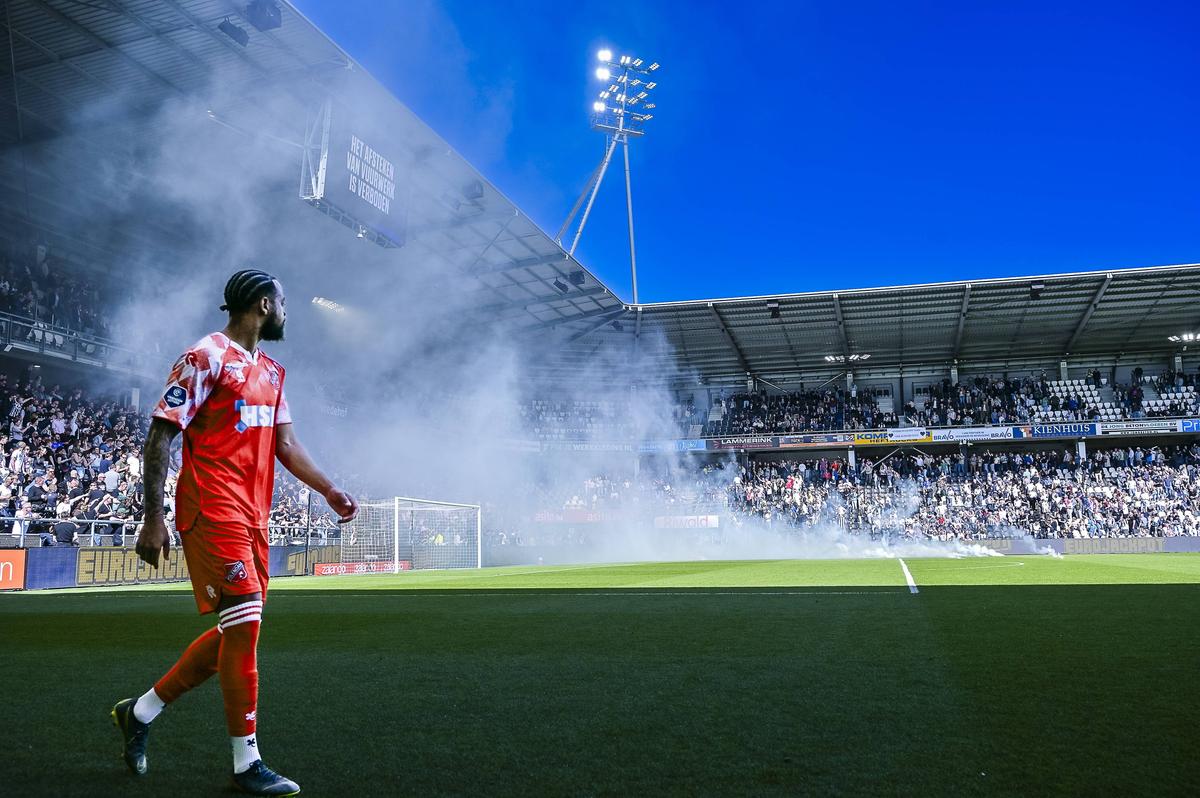 „Rușine!” » Derby-ul retrogradării a scăpat de sub control! Arbitrul a oprit meciul