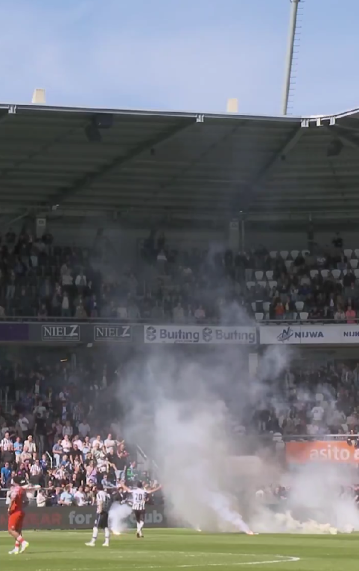 „Rușine!” » Derby-ul retrogradării a scăpat de sub control! Arbitrul a oprit meciul