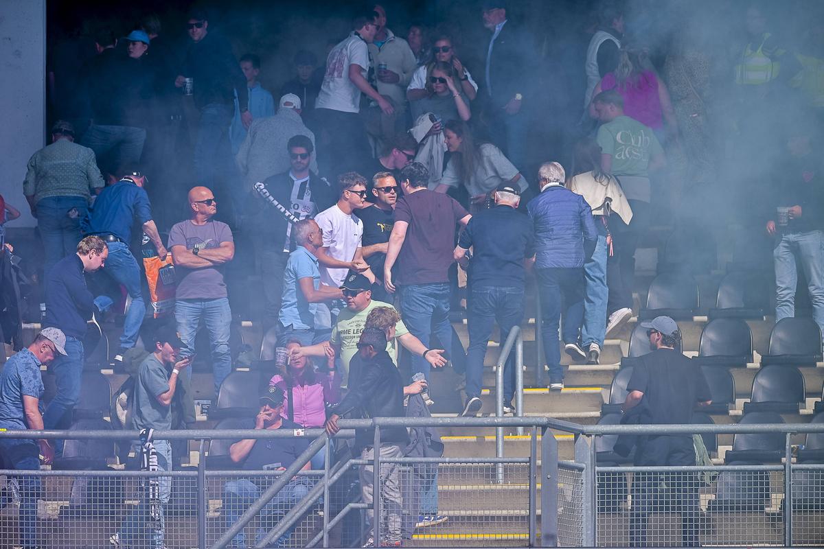 „Rușine!” » Derby-ul retrogradării a scăpat de sub control! Arbitrul a oprit meciul