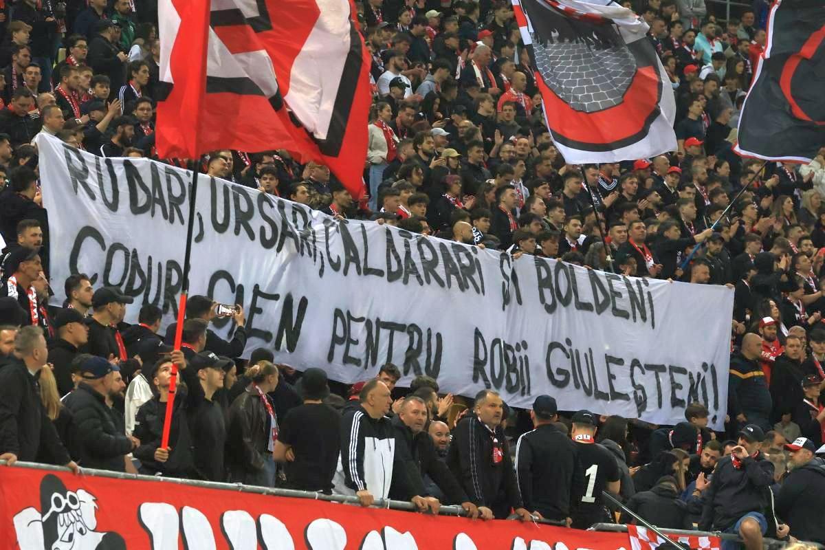 Arena Națională, templul rasismului » Derapaje în serie: peluza dinamovistă a sfidat mesajul imprimat pe tricourile favoriților