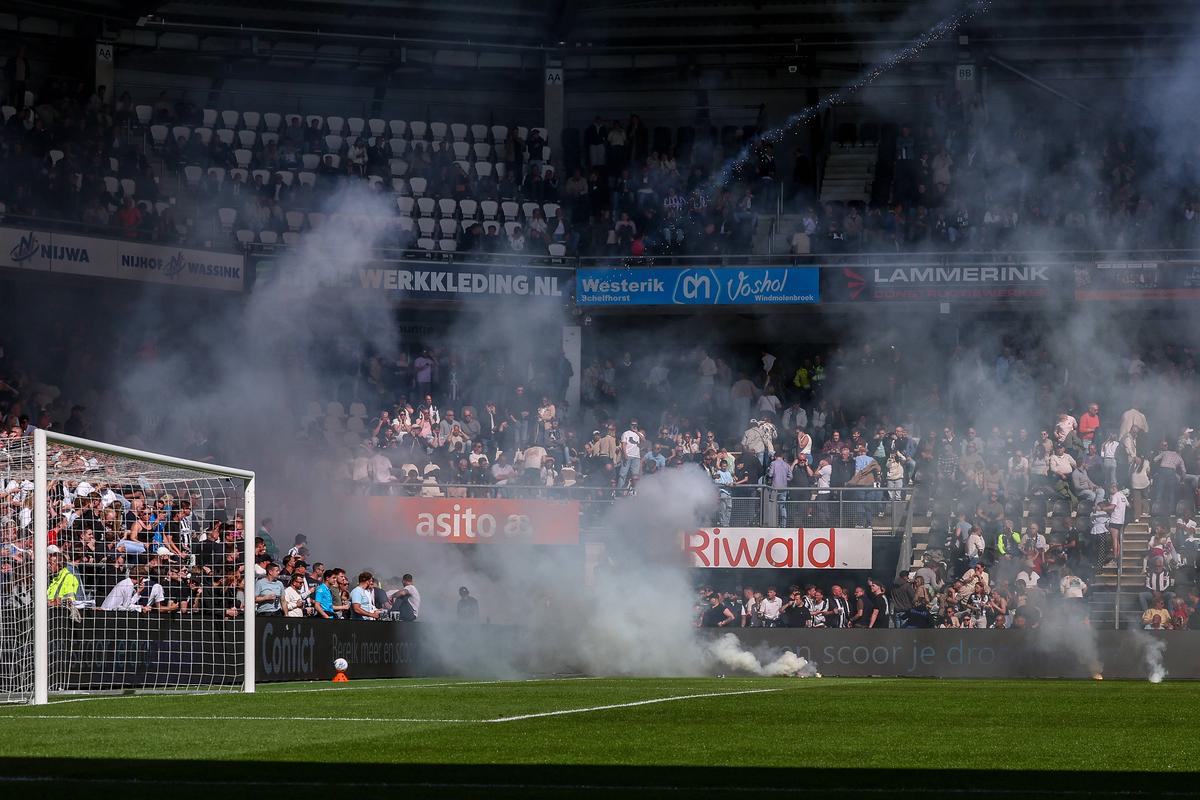„Rușine!” » Derby-ul retrogradării a scăpat de sub control! Arbitrul a oprit meciul