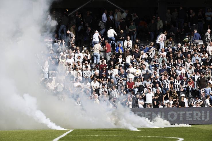 Haos total în tribune la Heracles - Volendam // Imago Images
