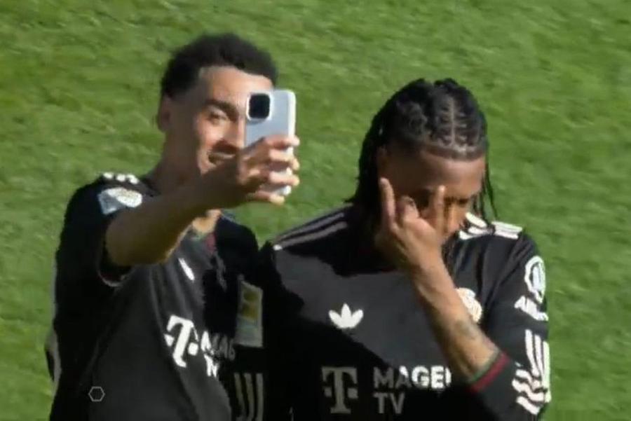 Michael Olise îi arată lui Jamal Musiala degetul mijlociu când germanul face un selfie / Foto: X Gestul lui Olise care i-a lăsat pe toți mască! » L-ar putea costa scump