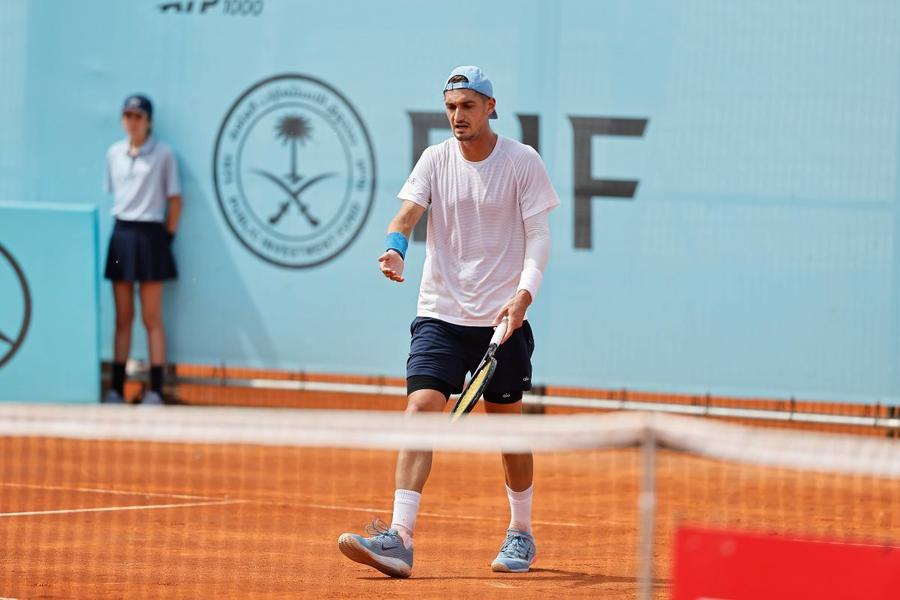 Terence Atmane în timpul meciului cu Ugo Humbert de la Madrid Foto: Imago Images Antrenorul numărului 34 ATP l-a amenințat pe arbitrul partidei din turul 2 de la Madrid: „Ar trebui să-ți fie rușine”