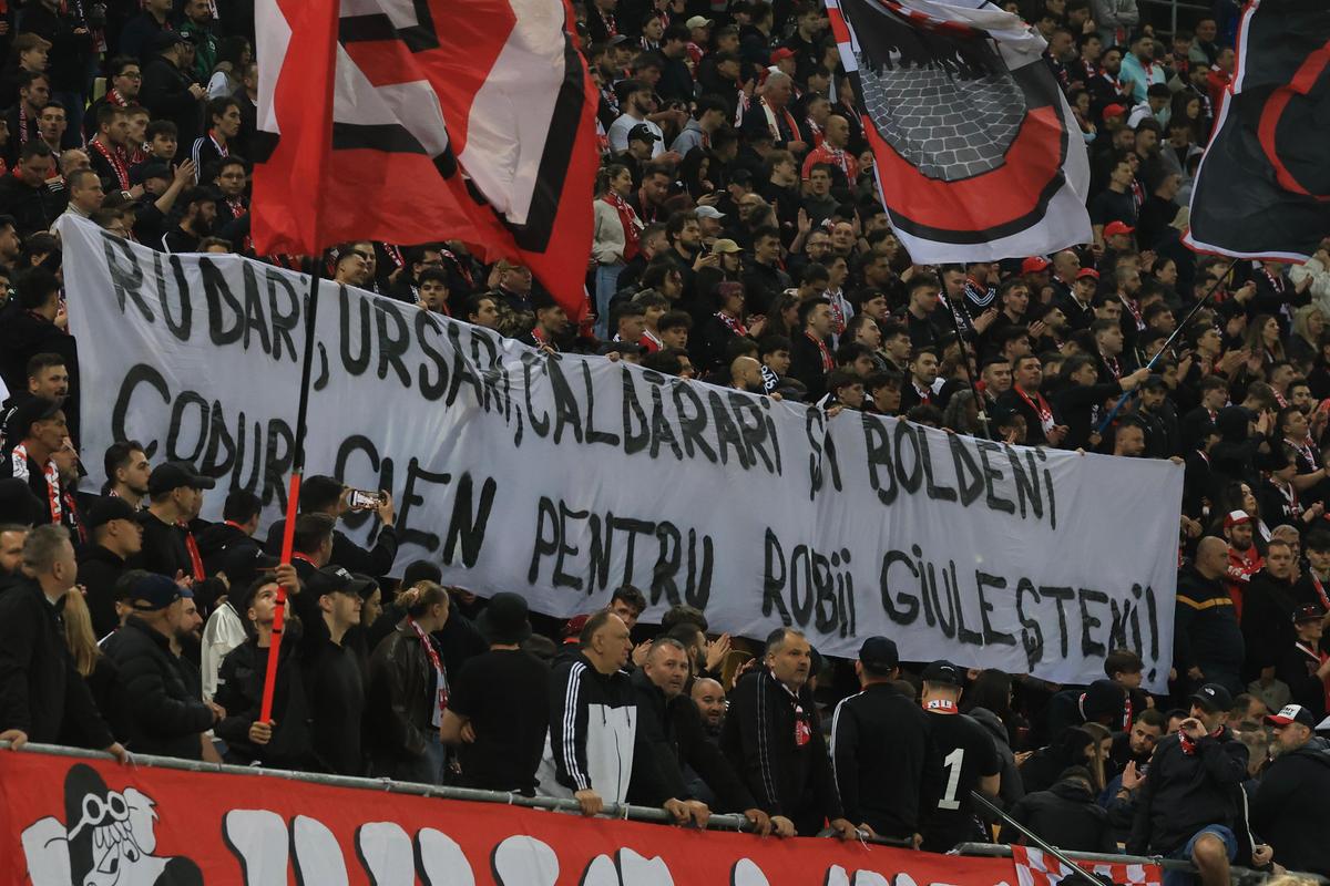 Bannere cu tentă rasistă în Dinamo - Rapid