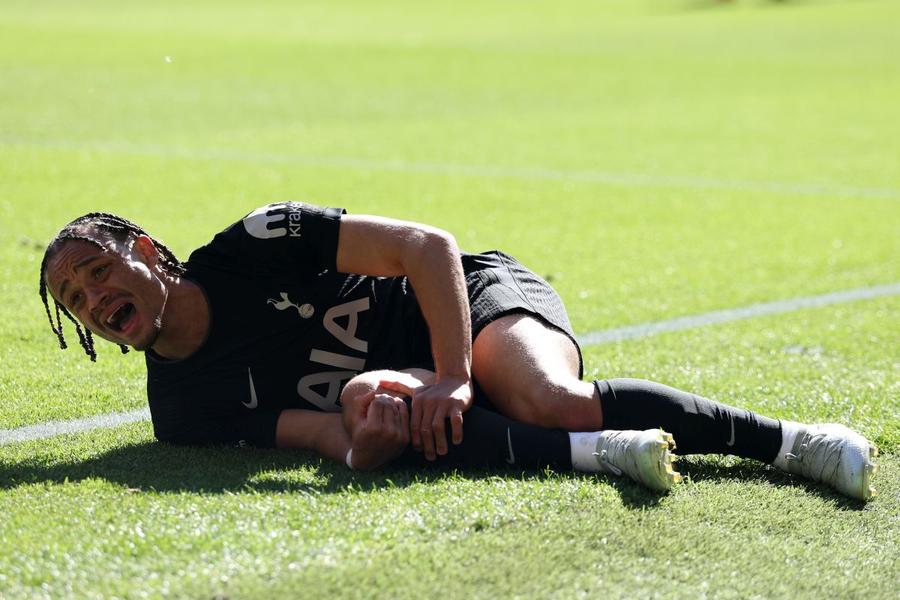 Xavi Simons acuză dureri mari după accidentarea suferită / Foto: GettyImages Ca la ușa cortului! » Coechipierul lui Radu Drăgușin, reacție șocantă pe targă!