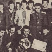 Pericle Valeca, încercuit. Fotografie din perioada Dinamo Pitești / Sursă foto: argesfc.ro