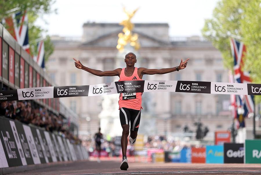 Sabastian Sawe // foto: Guliver/gettyimages Ce a purtat primul maratonist care a coborât sub 2 ore? Pantofi care cântăresc cât un pui de pisică nou-născut!