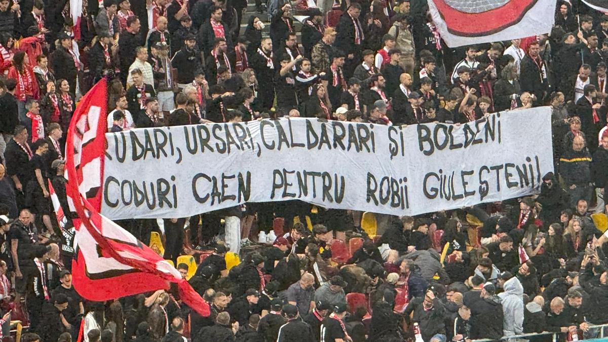 Se putea și mai rău! Bannerele rasiste ale dinamoviștilor interzise la derby