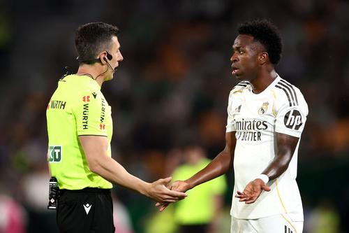 „Centralul” Soto Grado, într-o discuție aprinsă cu Vinicius jr, în timpul meciului Betis - Real Madrid (1-1) / Foto: GettyImages