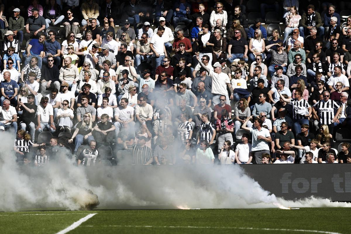 „Rușine!” » Derby-ul retrogradării a scăpat de sub control! Arbitrul a oprit meciul