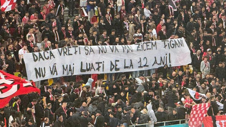 Bannere cu tentă rasistă în Dinamo - Rapid
