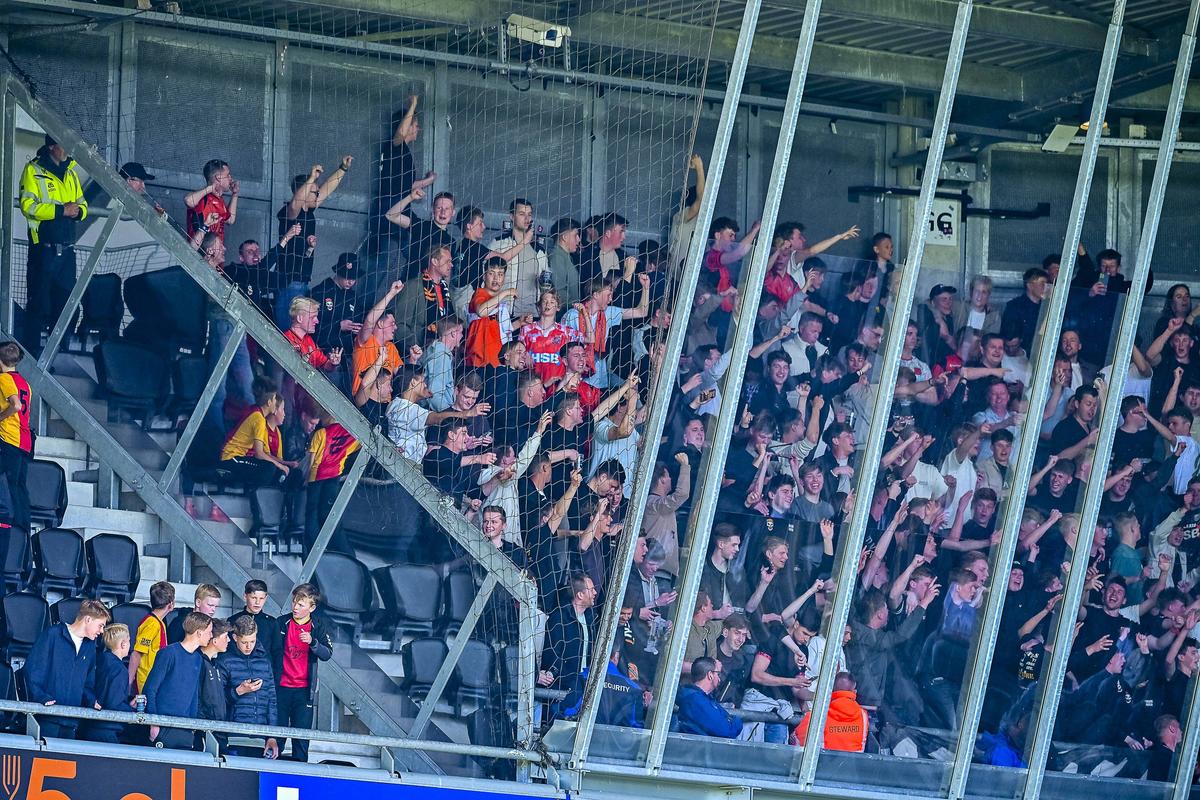 „Rușine!” » Derby-ul retrogradării a scăpat de sub control! Arbitrul a oprit meciul