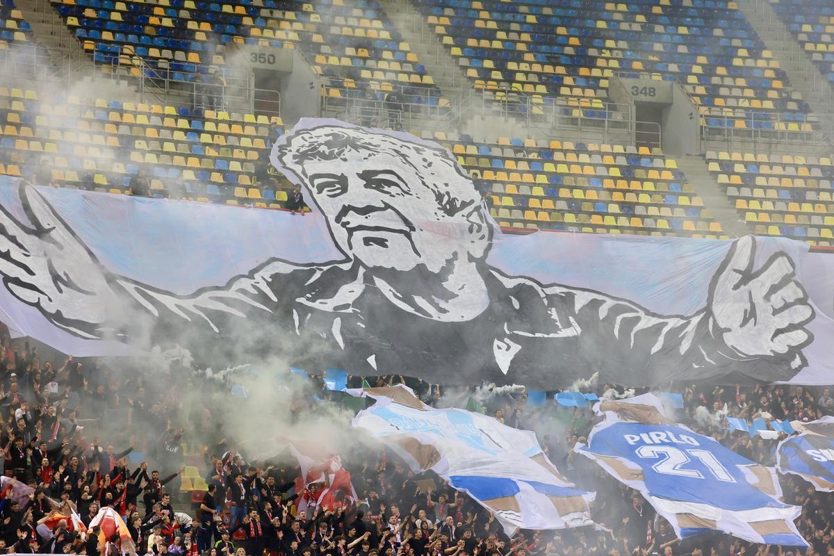 PCH și-a luat adio: scenografie in memoriam Mircea Lucescu, cu Hagi în peluza roș-albă » Giuleștenii au aplaudat!