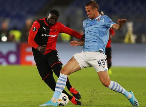 M’Baye Niang, atacantul lui Rennes, a sfidat legea pentru a-și urmări calul câștigând cursa la Marseille: ”Am văzut poarta deschisă”, susține senegalezul, ”ars” cu 1.500 de euro.