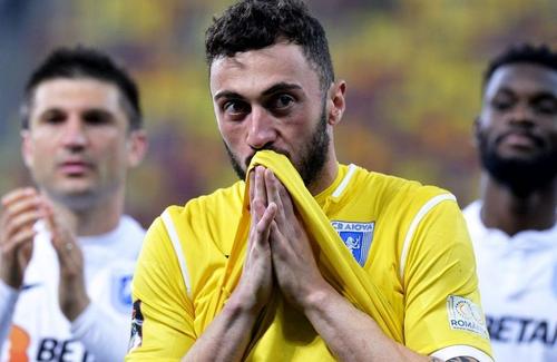 Mirko Pigliacelli, portarul italian al Craiovei, a mărturisit că-i este teamă să iasă în oraș: „Am văzut că lumea nu poartă mască”.