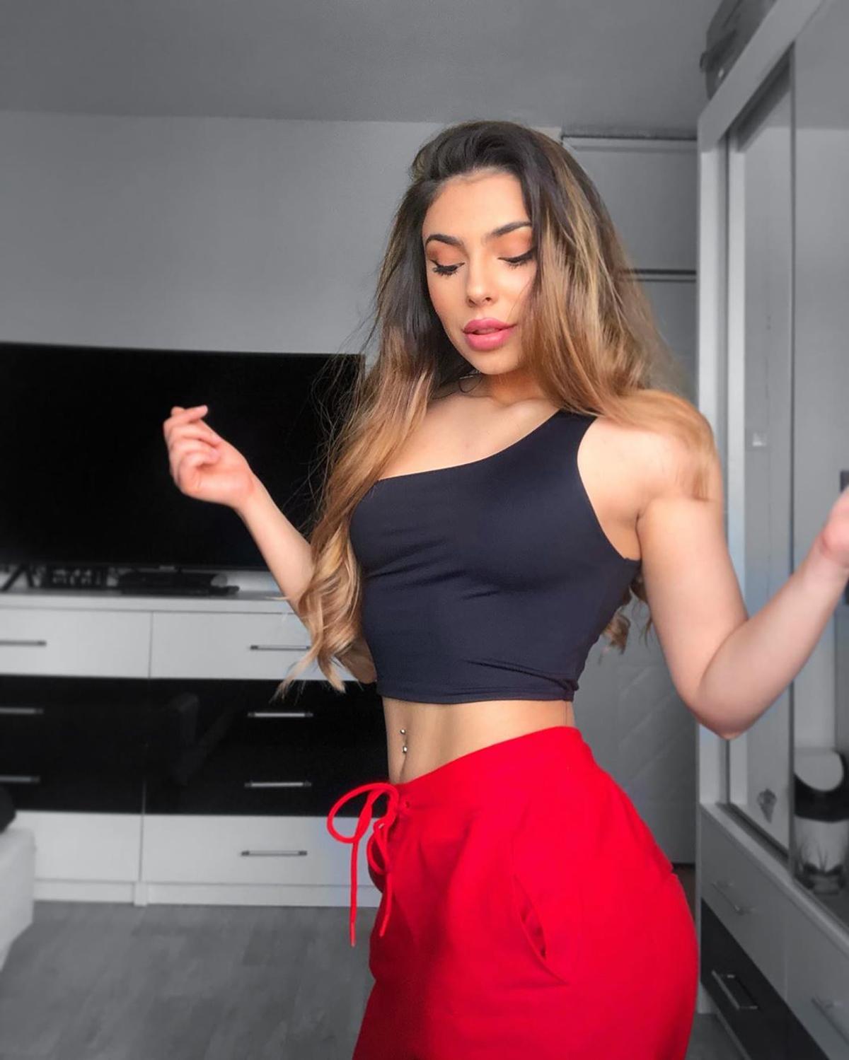 Cele mai plăcute exerciții de Fitness :) Andra a devenit celebră pe Instagram cu pozele sale incendiare