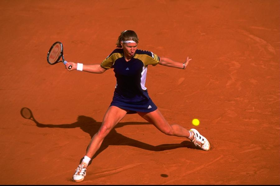 Steffi Graf pe zgura de la Paris în 1999, anul retragerii FOTO Guliver/GettyImages Roland Garros se joacă pe GSP.ro » Împărătesele prafului roșu: Evert, Graf și Henin, jucătoarele care au făcut senzație la Paris în Era Open