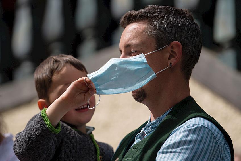 Oamenii sunt obligați să poarte măști de protecție // FOTO: Guliver/GettyImages