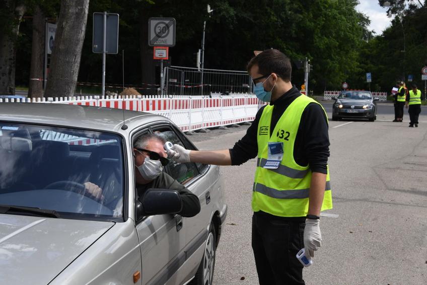 Verificarea temperaturii la intrarea în spațiile închise este obligatorie, informează Ministerul Sănătății