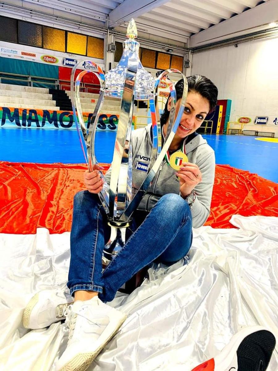 Laura Avram și trofeul de campioană primit după titlul cu Jomi Salerno Povestea româncei care a câștigat titlul în Italia » E singura femeie antrenor din prima ligă de handbal