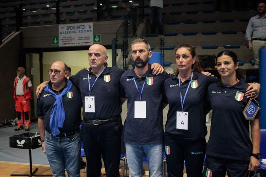 Laura Avram (a doua din dreapta), alături de colegii din naționala Italiei Povestea româncei care a câștigat titlul în Italia » E singura femeie antrenor din prima ligă de handbal