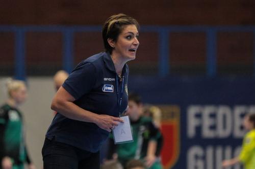 Laura Avram dând indicații pe marginea terenului