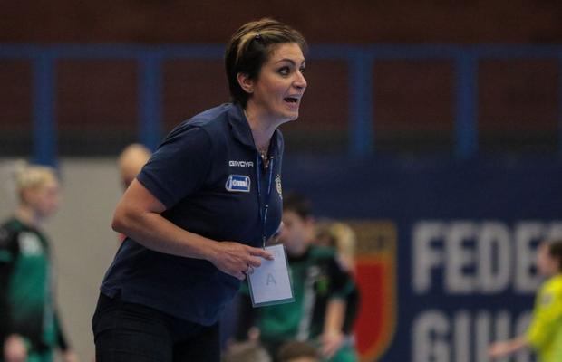 Povestea româncei care a câștigat titlul în Italia » E singura femeie antrenor din prima ligă de handbal