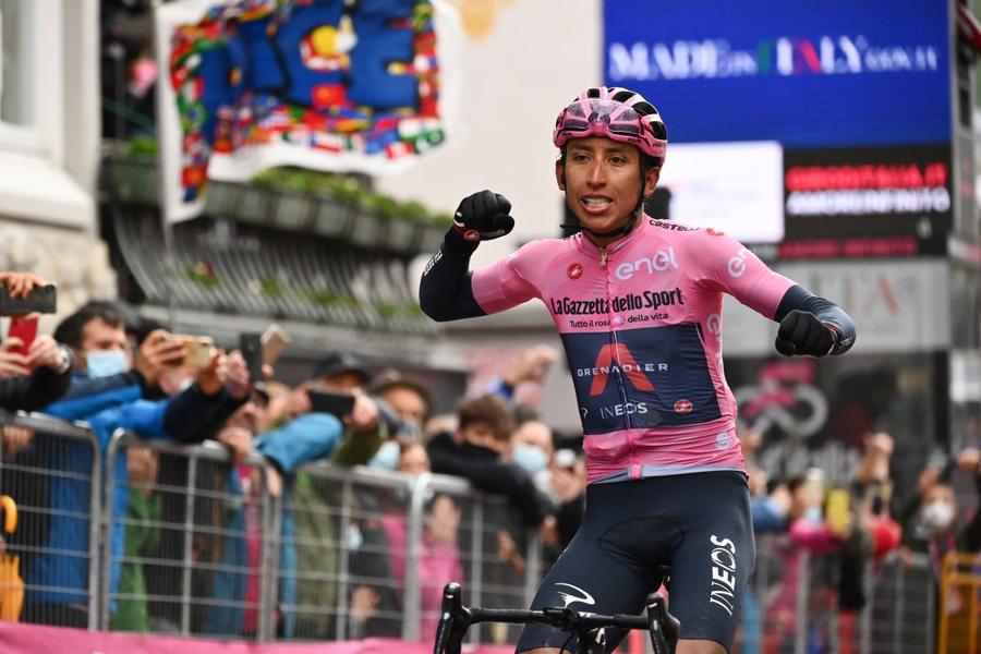 Egan Bernal în tricoul roz, de lider în Turul Italiei, foto: Imago Un Giro confiscat de Egan Bernal » Cine îi mai poate fura victoria columbianului în ultima săptămână?