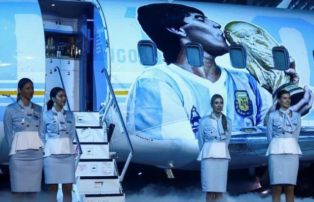 Omagiu pentru Diego » Argentinienii zboară cu un avion în memoria lui Maradona