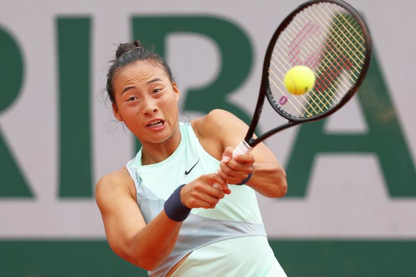 Qinwen Zheng în acțiune pe zgura de la Paris /  FOTO Guliver/GettyImages