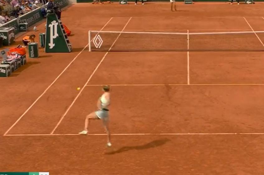 Simona Halep (30 de ani, 19 WTA) o înfruntă pe chinezoaica Qinwen Zheng (19 ani, 74 WTA) în turul 2 de la Roland Garros. Românca a reușit o lovitură de excepție în primul set.