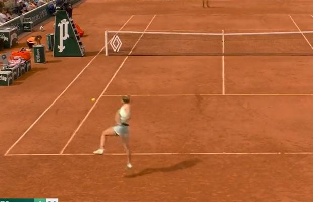 Simona Halep i-a cucerit pe francezi cu o execuție în stilul lui Monfils » „Superman backhand” în duelul cu Zheng de la Paris
