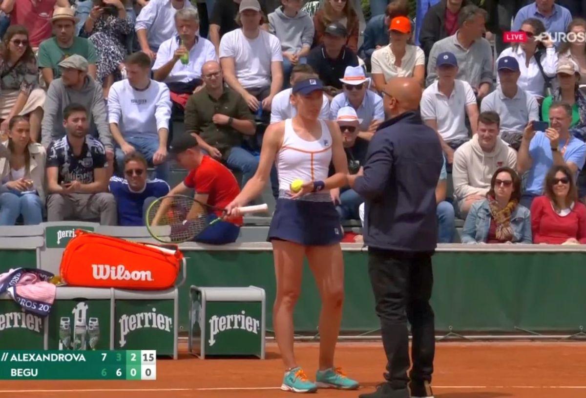 Irina Begu, aproape de descalificare la Roland Garros: racheta aruncată de româncă a aterizat în tribune și a fost la un pas să lovească un copil
