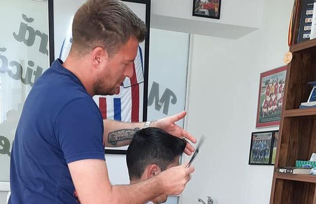 Fostul campion din Liga 1 a ajuns frizer la 33 de ani: „Stau noaptea în pat și mă bușește plânsul”