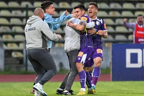 FC Argeș a evitat retrogradarea directă după 3-0 cu Petrolul // foto: Imago Images