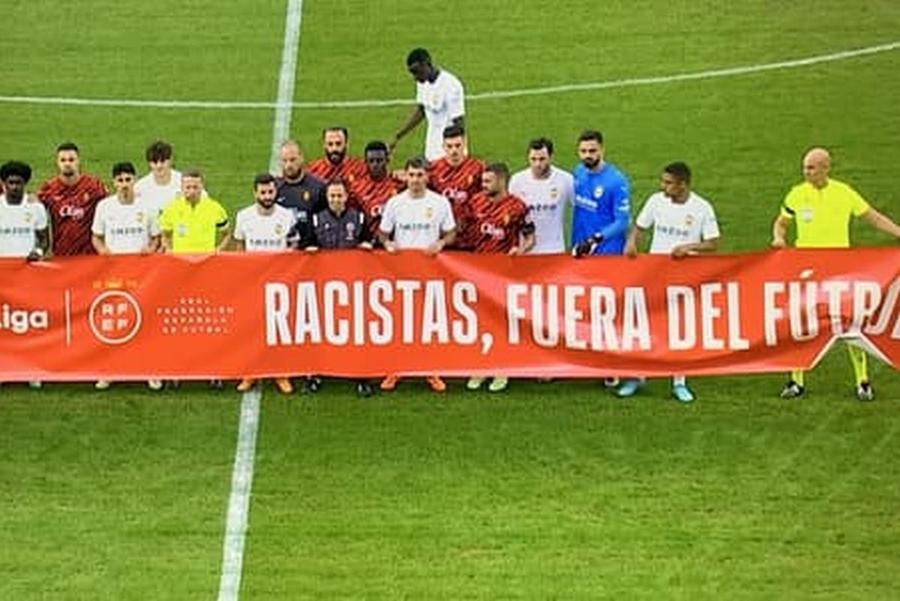 Mouctar Diakhaby (26 de ani), fundașul central al Valenciei, a refuzat să pozeze cu banner-ul împotriva rasismului înaintea meciului cu Mallorca (0-1), din etapa #36 din La Liga/ foto: captură as.com Vini și Vini Jr.