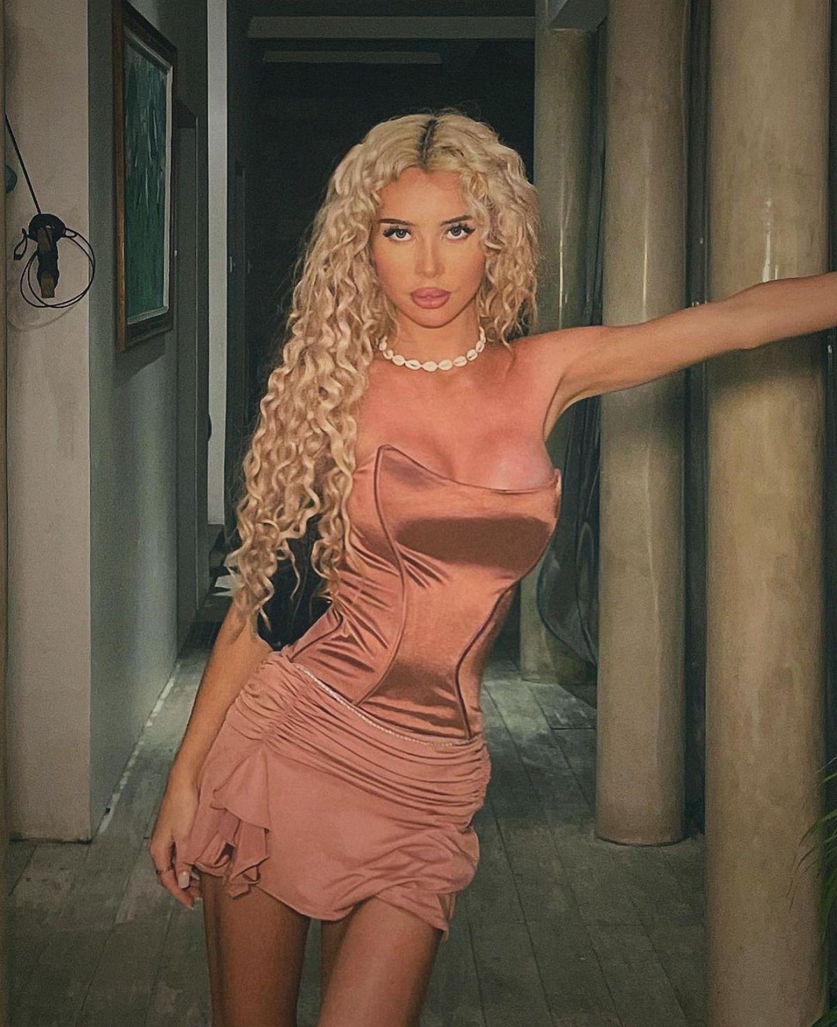 O blondă sexy riscă închisoarea după ce a terorizat trei fotbaliști celebri din Premier League »  După ce i-au blocat apelurile, și-a schimbat numărul de telefon de 21 de ori!