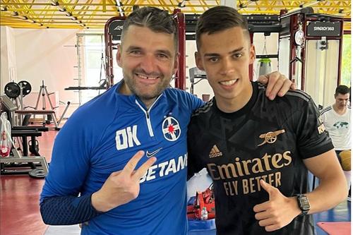 Cătălin Cîrjan (20 de ani), mijlocaș aflat sub contract cu Arsenal, se pregătește la baza din Berceni a celor de la FCSB.  / FOTO: Instagram @smartrehabovidiukurti