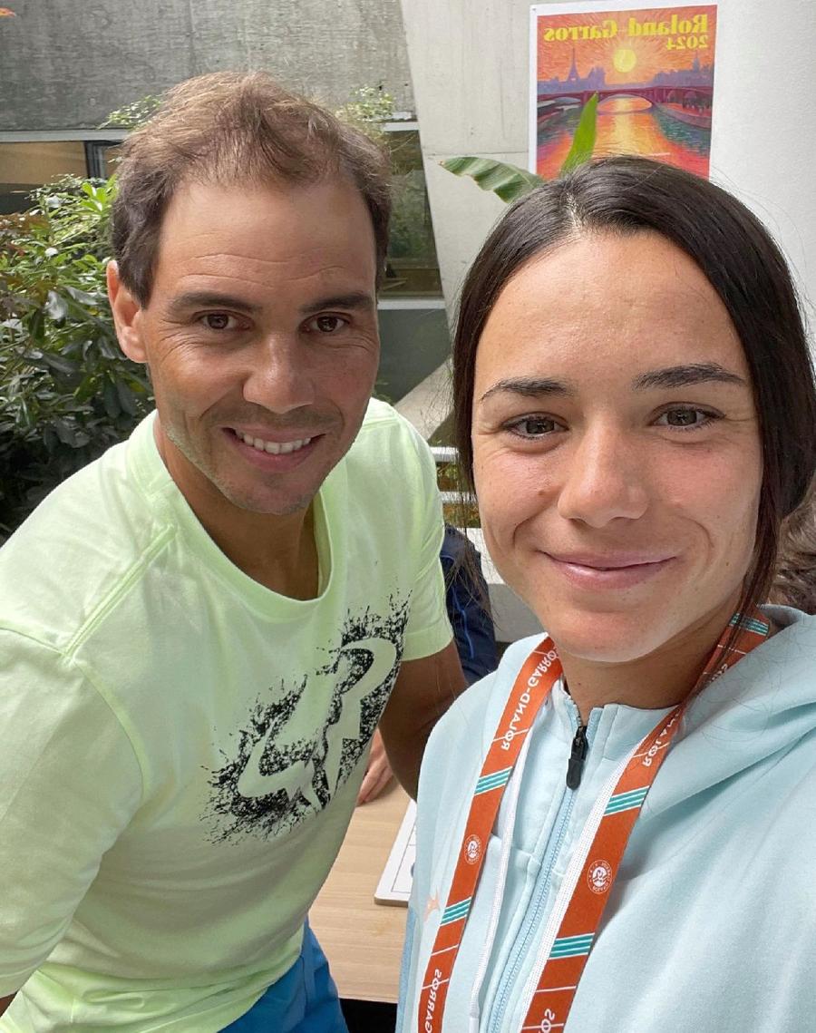 Miriam Bulgaru, alături de Rafael Nadal „Am avut feeling-ul ăsta când m-am apropiat de el” » Jucătoarea din România a dat peste Rafael Nadal la Roland Garros și descrie pentru GSP: „M-a ajutat să nu renunț”