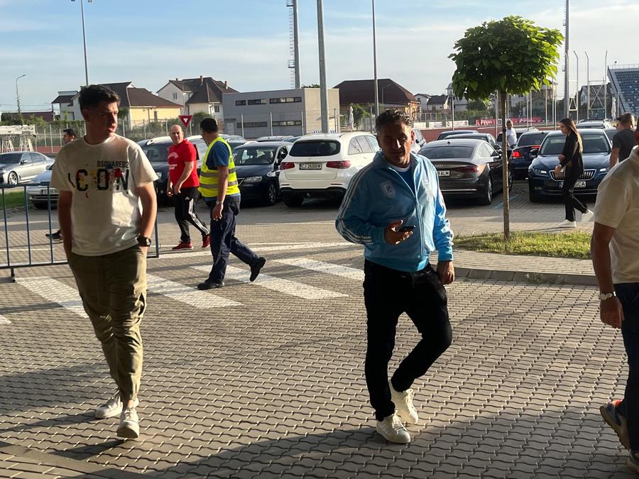 Ce nu s-a văzut la TV la meciul U Craiova - U Cluj » Un spectator a aruncat cu un obiect spre arbitrul Marcel Bîrsan, ce riscă oltenii