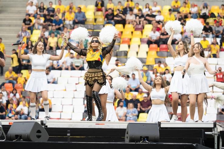 Arena Națională, 25 mai. Meciul de retragere al Generației de Aur, care a învins selecţionata Legendelor Lumii, cu scorul de 3-2. Loredana Groza, show înainte de meci FOTO: Ionuț Iordache (GSP)