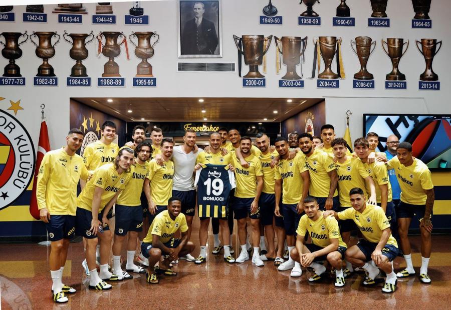 Ultima poză de grup din vestiarul lui Fenerbahce, cu Leonardo Bonucci sărbătorit de colegii de la Fenerbahce / Foto: Imago Anunțul surprinzător făcut de Leonardo Bonucci » Provocarea la care a cedat fostul campion european!