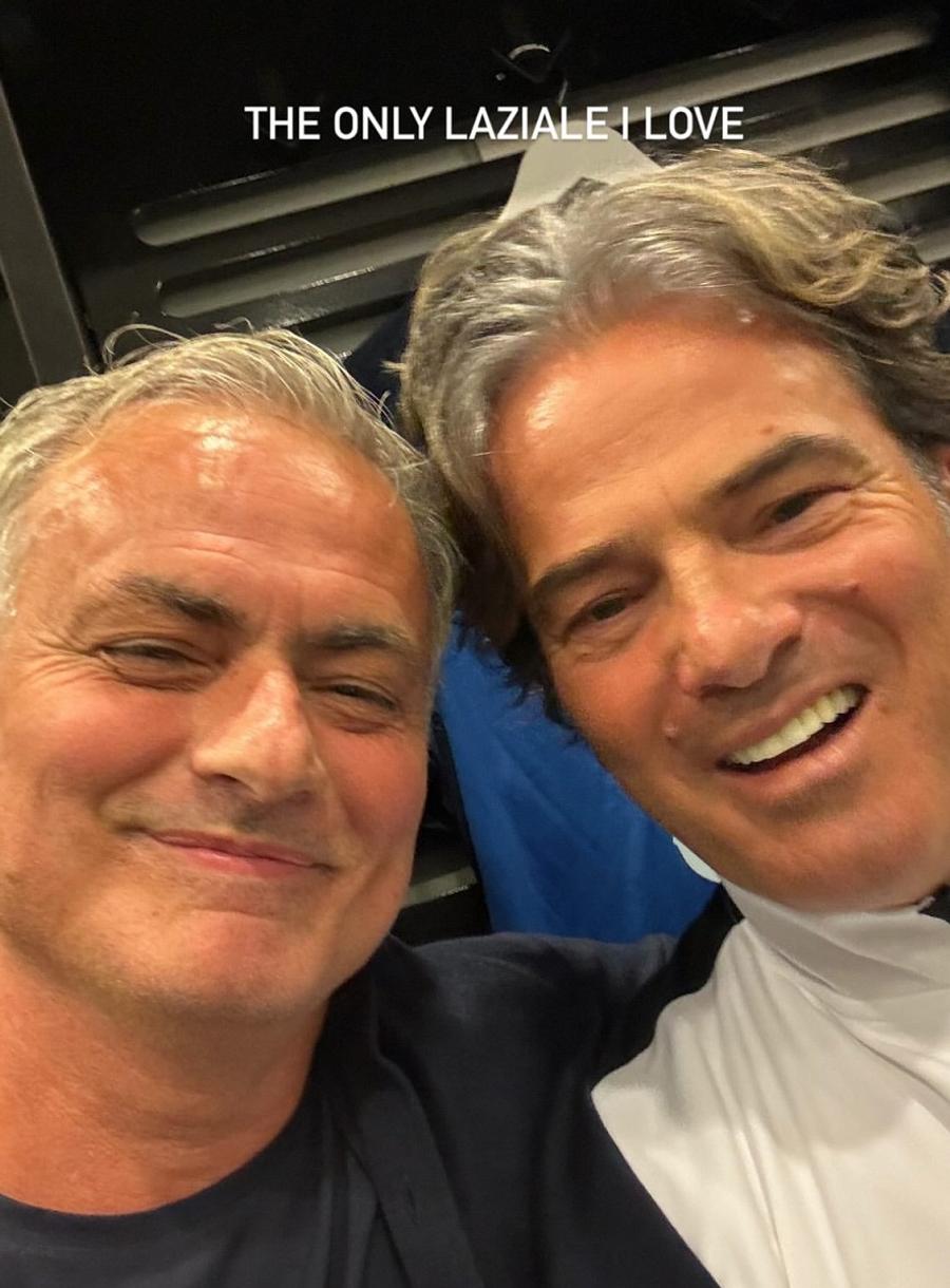 Jose Mourinho, selfie viral cu Fernando Couto, fost jucător la Lazio. Foto: @JoseMourinho Instagram O imagine postată de Jose Mourinho din vestiarul Arenei Naționale a devenit virală în Italia: „Unicul pe care îl iubesc”