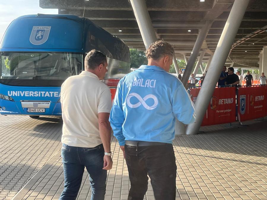 Ce nu s-a văzut la TV la meciul U Craiova - U Cluj » Un spectator a aruncat cu un obiect spre arbitrul Marcel Bîrsan, ce riscă oltenii