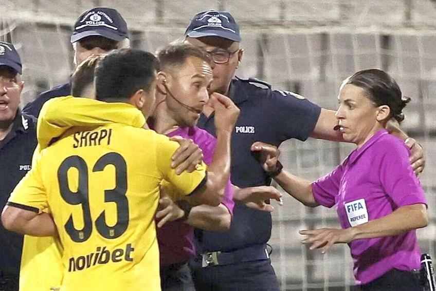 Arbitra Stephanie Frappart, escortată de poliție și alergată de jucători la Panathinaikos - Aris. Sursă foto: X (Ex-Twitter)