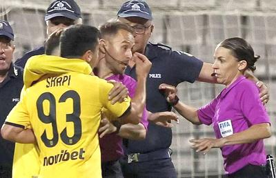 Caz șocant în finala Cupei Greciei » Arbitră escortată de poliție și alergată de jucători + Panathinaikos a înscris golul victoriei în ultimul minut al meciului